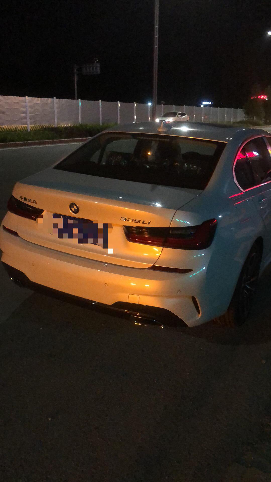 宝马3系 21款3系前面两侧大灯与机盖的缝隙不一样，怎么调整，强迫症表示看着难受