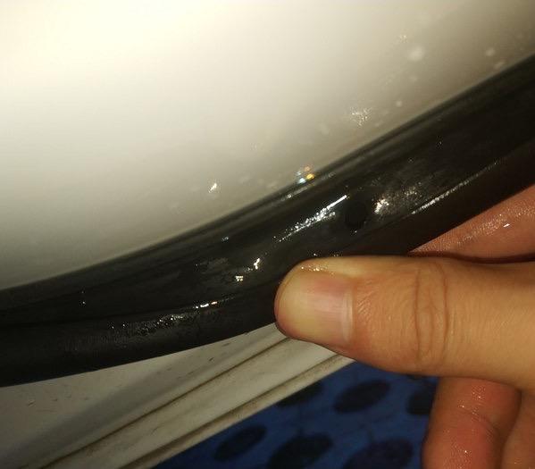 宝马3系 最近才发现 下雨之后左后门胶条有积水 车门排水一切正常 就是不明白胶条为何有积水 研究了一天都不知道水从哪里进