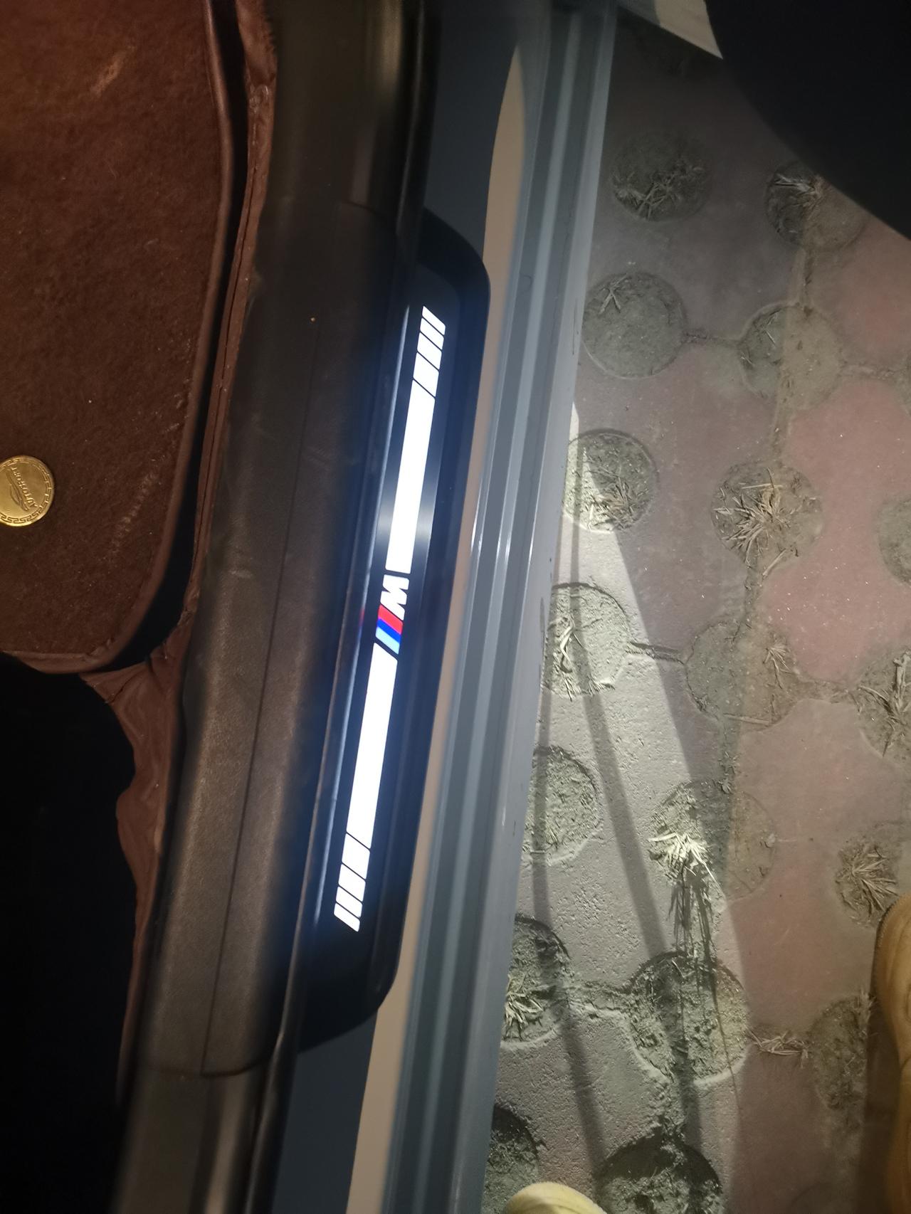 宝马3系 大佬们，你们的车有这种情况吗   迎宾灯偶然发现不怎么亮了，这是什么情况导致坏了，  图一是坏的，图二是好的