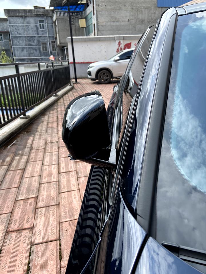 宝马3系 你们的车也是这样吗就是锁车后两边反光镜折叠角度不一样左边收的比右边多一些