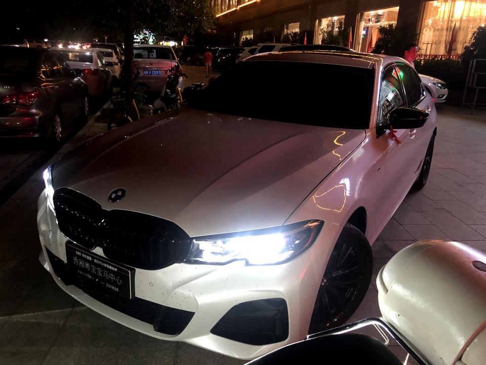 宝马3系 宝马325li耀夜版八月份生产的减配脚踢了吗？
