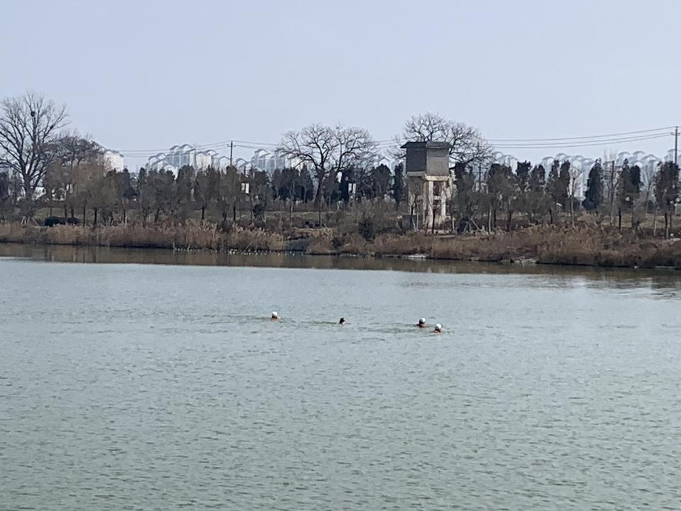 宝马3系 请问一下325i标轴运动的车友，你们后备箱带不带电动后备箱门，怎么有的销售顾问说有，有的说没有