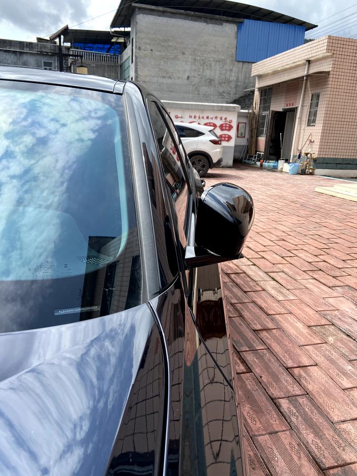 宝马3系 你们的车也是这样吗就是锁车后两边反光镜折叠角度不一样左边收的比右边多一些
