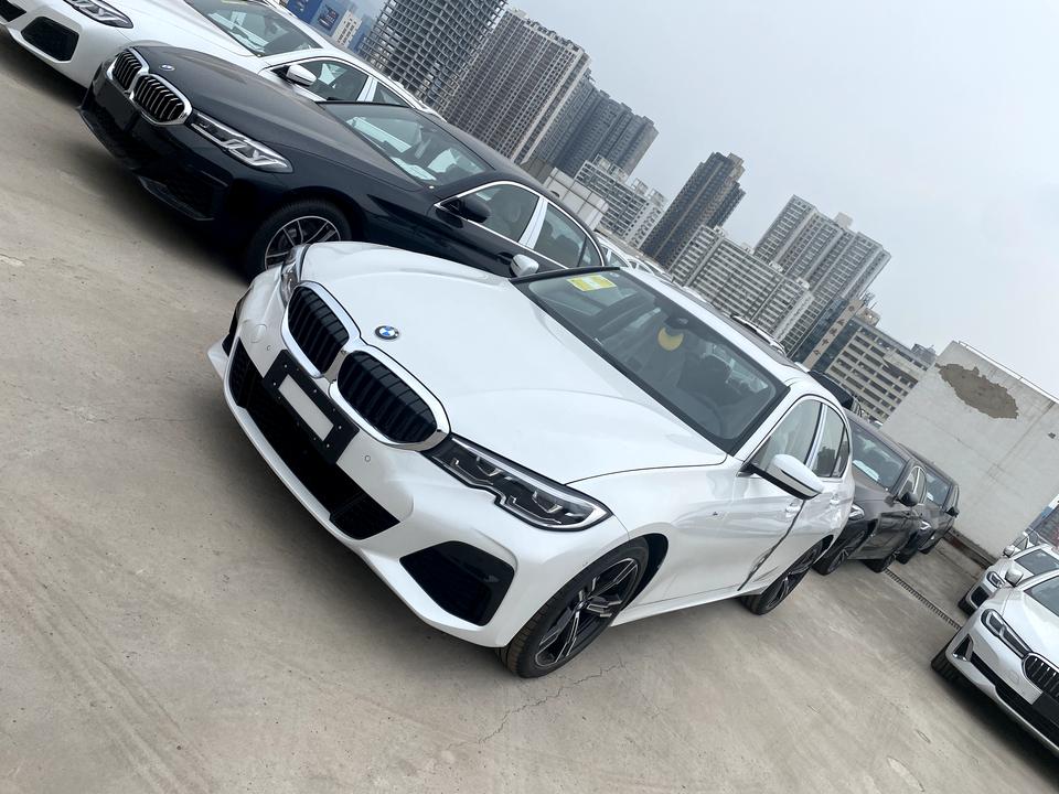 宝马3系 刚买325i过两天去提车，在店里做装潢，想问下广大车友哥哥姐姐，贴车衣4s店只有彩蝶牌，优惠完1万，这个牌子好