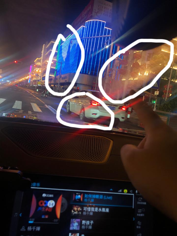 宝马3系 各位彦祖们，我的3系不是耀夜的下雨开空调玻璃这个位置老是起雾。今天才发现下面带孔的板子漏风了吹到玻璃上而导致的