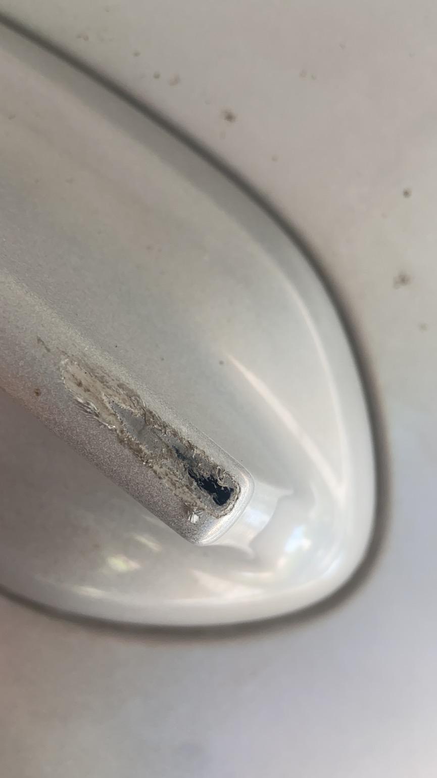 宝马3系 新3系鲨鱼鳍被剐蹭 可以不换吗！漏了点黑色底漆 由于自己贴了改色膜 可以重新贴不去换鲨鱼鳍么