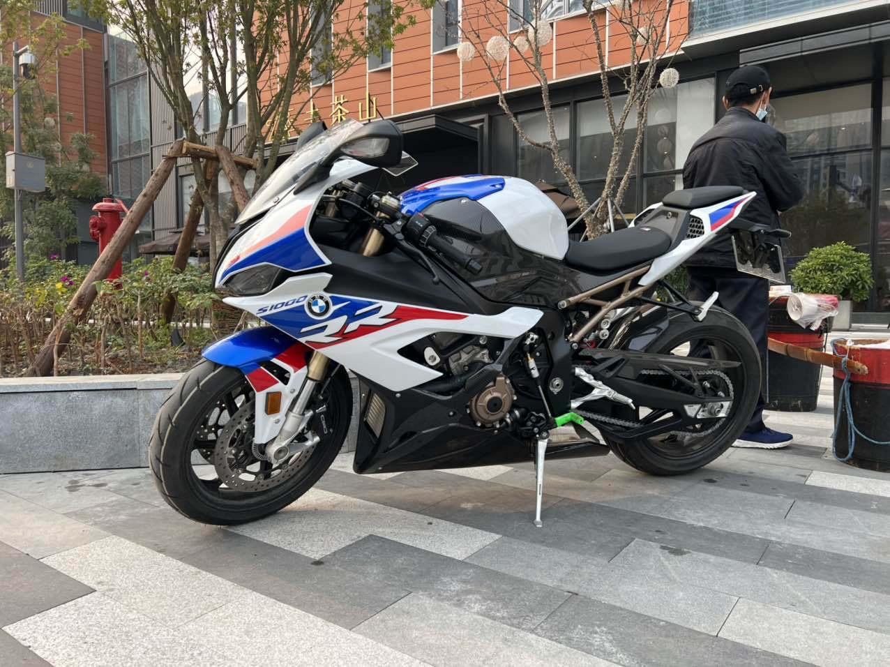 宝马3系 四十多万你们是买330i还是宝马1250大水鸟再买台十五万的国产车有台双R了，好想集齐跑车+ADV，家里人又说