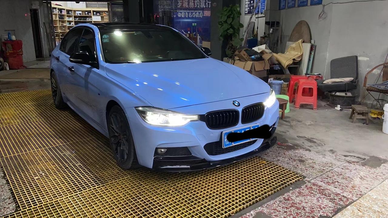 宝马3系 19年4月份上牌的320i运动套装，改了轮毂刹车排气和电尾门，颜色已备案。原车白色。就是公里数有点多了，12公