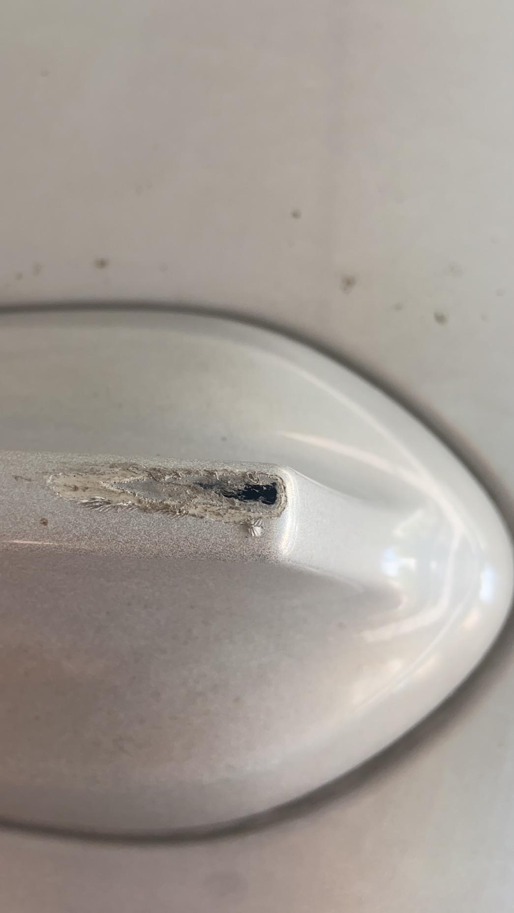 宝马3系 新3系鲨鱼鳍被剐蹭 可以不换吗！漏了点黑色底漆 由于自己贴了改色膜 可以重新贴不去换鲨鱼鳍么
