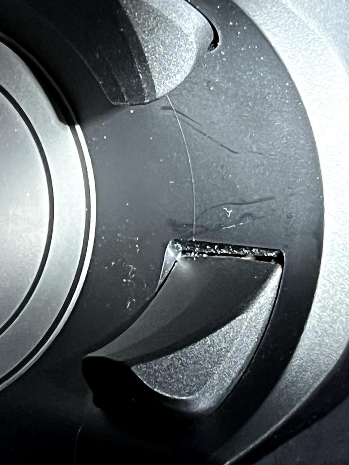 宝马3系 你们的杯架这里有没有这种划痕啊，这里是不是很容易有划痕，我就平常放个车钥匙而且车子刚提没多久的哇！