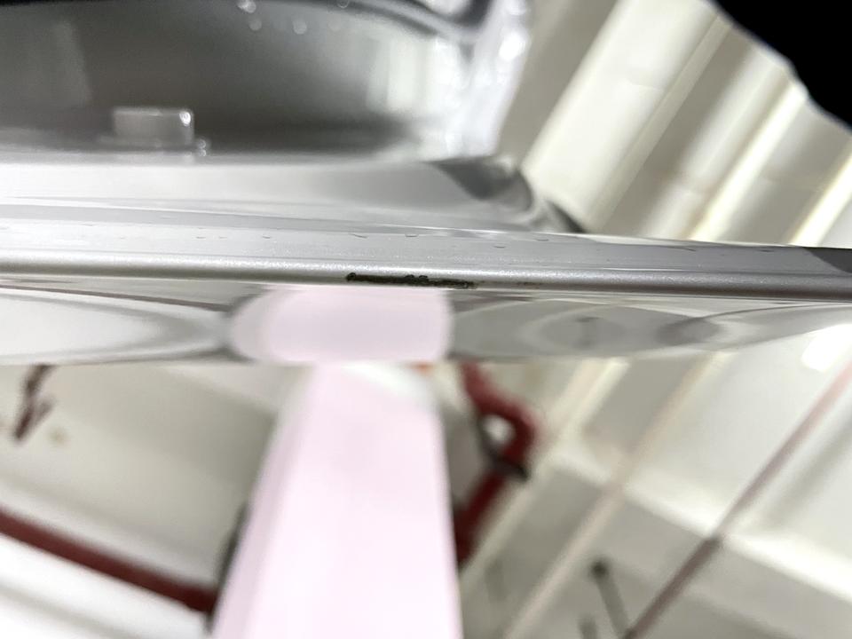宝马3系 开门的时候蹭到了台阶，车门框下面蹭了条线，这个怎么整啊？谢谢