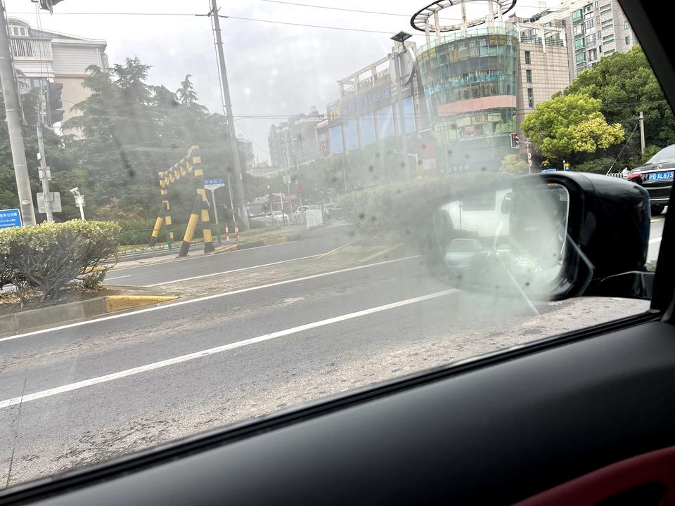 宝马3系 下雨天车玻璃上都是雾气除雾对着玻璃吹冷风都没用，这是什么问题啊？刚买的车就这样