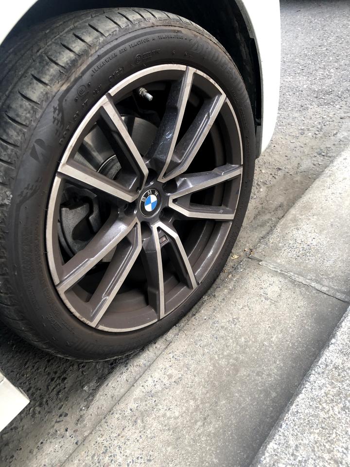 宝马3系 各位彦祖们，你们胎压一般设置多少的？刚提车时候胎压都是2.6，现在两千公里了，早上看右前轮胎压0.1，其他轮子