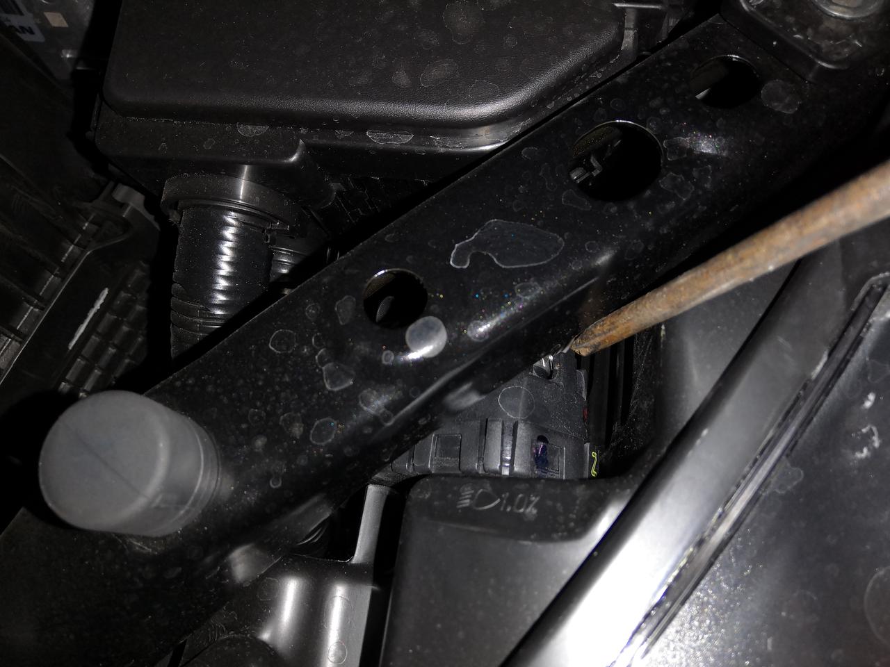 发现个问题，天籁的大灯左右不一样高！我打开机仓盖，拿螺丝刀拧了几圈大灯后面的那个位置，结果发现灯光高度一点没变这是为啥呀