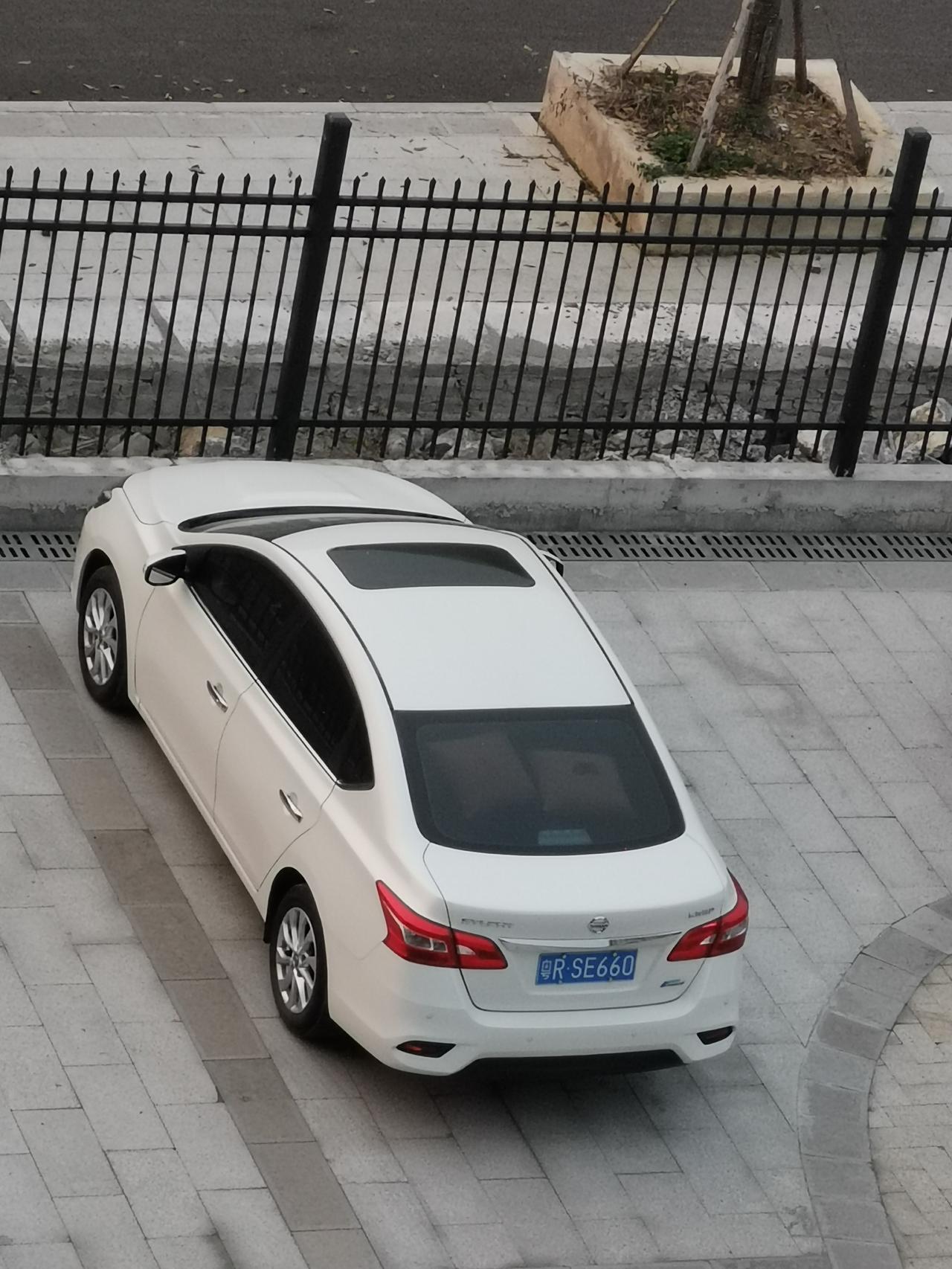 日产轩逸 车顶小装饰安装前后对比