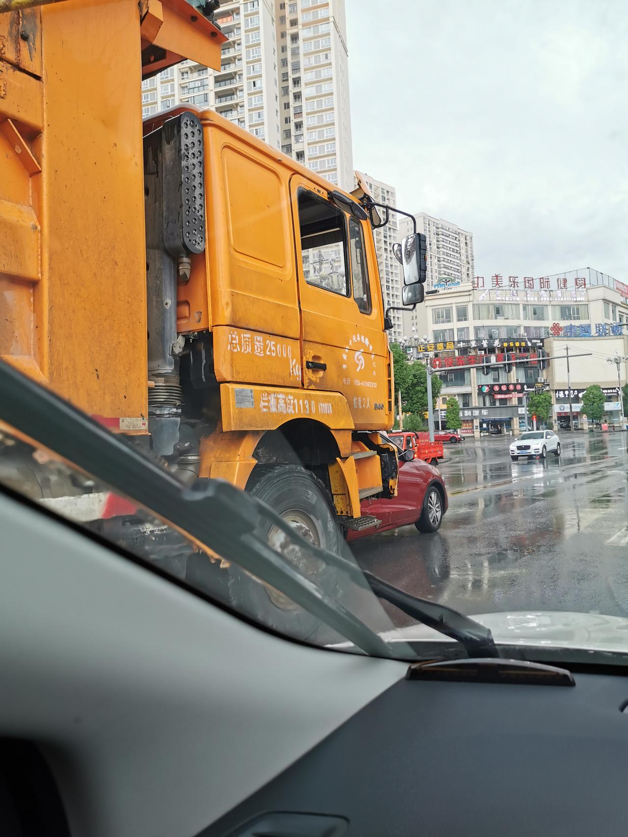 日产轩逸 遇到大车 远离 才是最好的办法，有老司机有经验的可以分享下