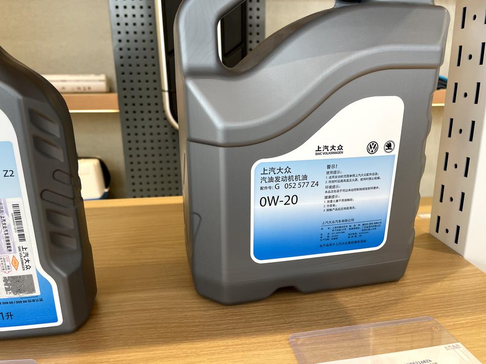 大众帕萨特 请问这种机油是全合成还是半合成（首保4s店给加的），这种机油多少公里保养一次合适