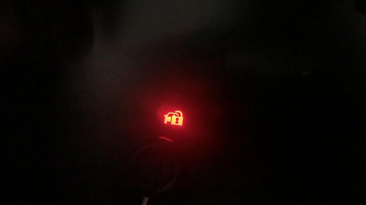 丰田卡罗拉 怎么锁了车，这个灯还在一闪一闪的