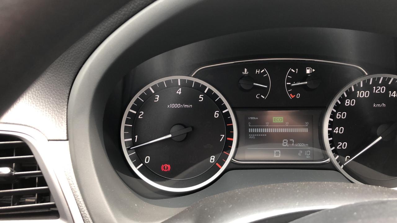 日产轩逸 哪位老司机回答一下，新提的车，今天一行驶就报警，这是要加制动液了？