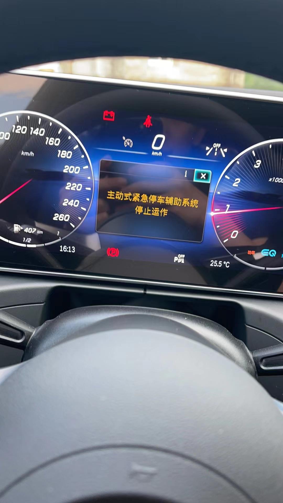 奔驰C级 \u0000刚买新c260开了200多公里车钥匙没办法开车门突然失灵后面拖去4s弄了两天说现在升级 一下就好 