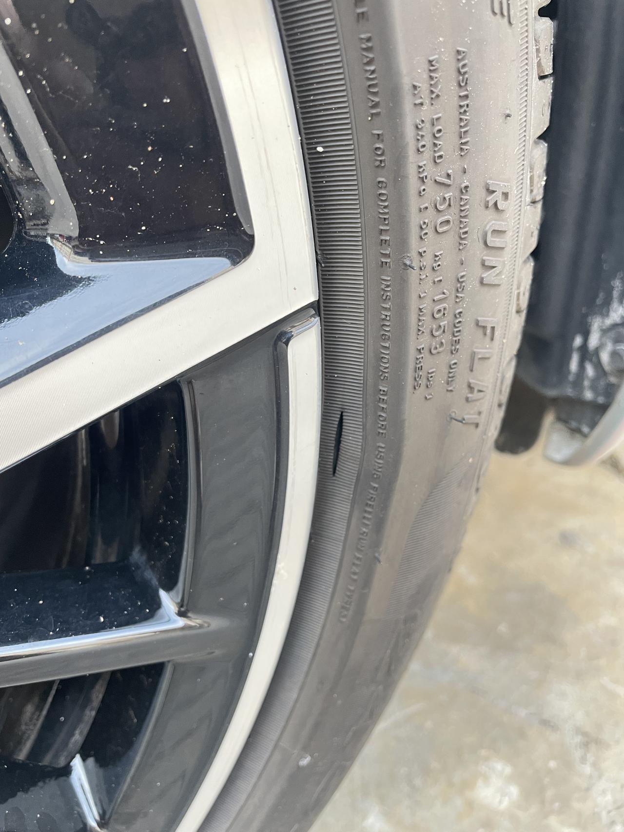 宝马5系 请问，这种是怎样造成的？需要换轮胎不？防爆胎价位大概多少