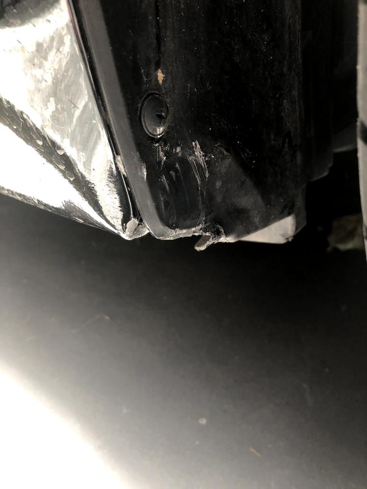 日产轩逸 老司机一名，今天就啪啪打脸，侧方停车，后轮过去了，前轮没回正，结果碰了路边高起的地台，还给撞出来一块。右边翼子