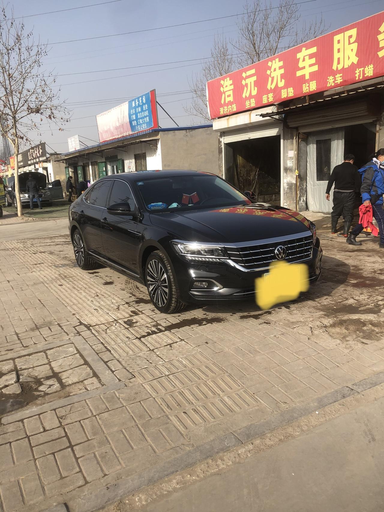 我的帕萨特提了有一个月了，别的都挺好，就一个问题让我觉的他很低级，就是中控台副驾驶上的那块钢琴烤漆饰板，包括四个车门上的