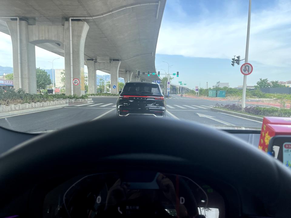 宝马5系 求助，贴了玻璃膜后，仪表和显示屏亮度调低看不清。就是是贴了玻璃膜后，白天光线传感不足，仪表和显示屏亮度自动调低