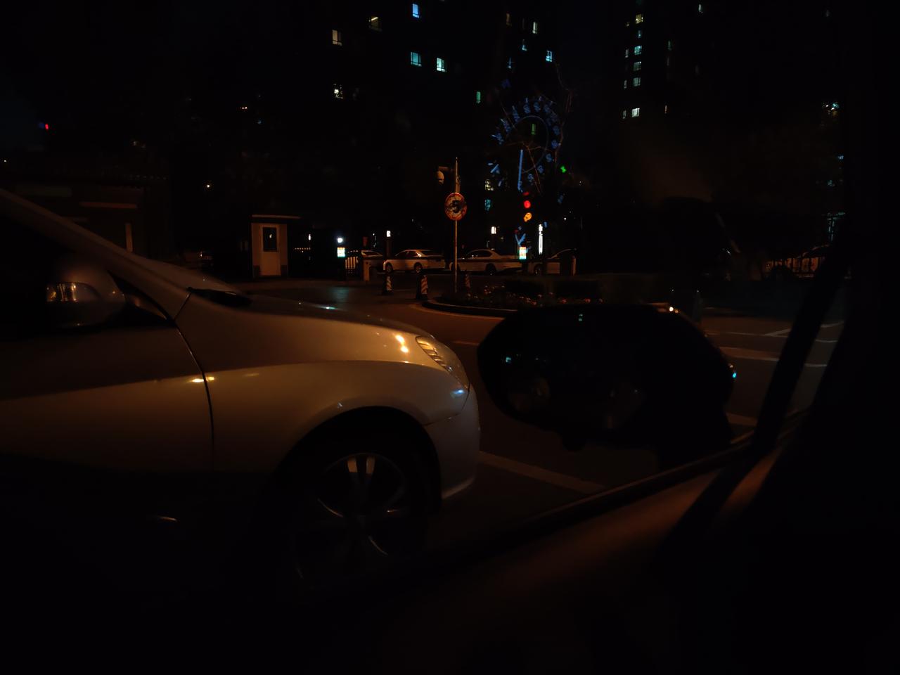 丰田卡罗拉 4S店贴的膜太黑了，被我撕掉了。想换浅色的。有推荐的吗？