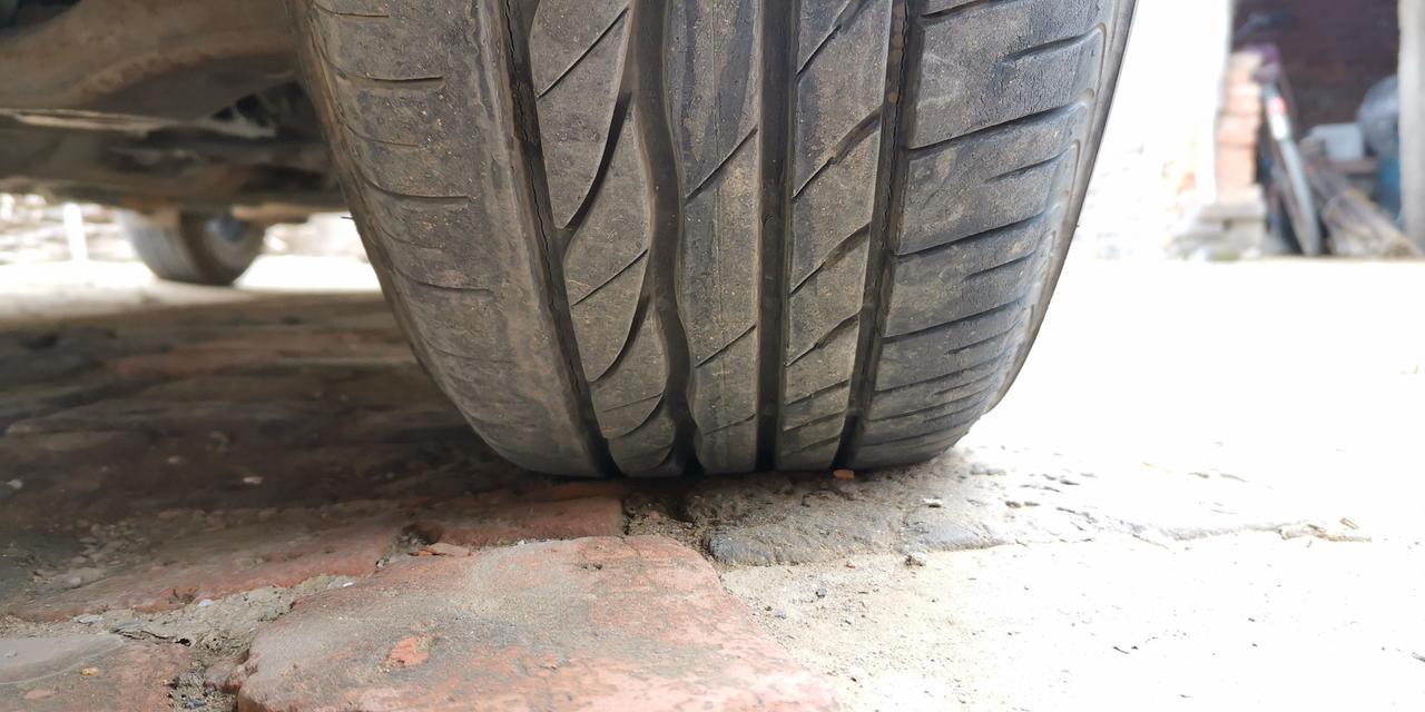 丰田卡罗拉 三年新车。不到两万公里。需要更换轮胎吗