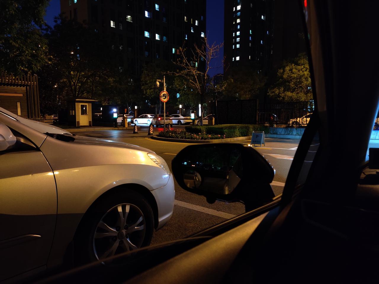 丰田卡罗拉 4S店贴的膜太黑了，被我撕掉了。想换浅色的。有推荐的吗？