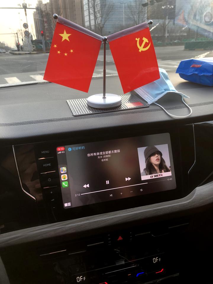 我的帕萨特提了有一个月了，别的都挺好，就一个问题让我觉的他很低级，就是中控台副驾驶上的那块钢琴烤漆饰板，包括四个车门上的