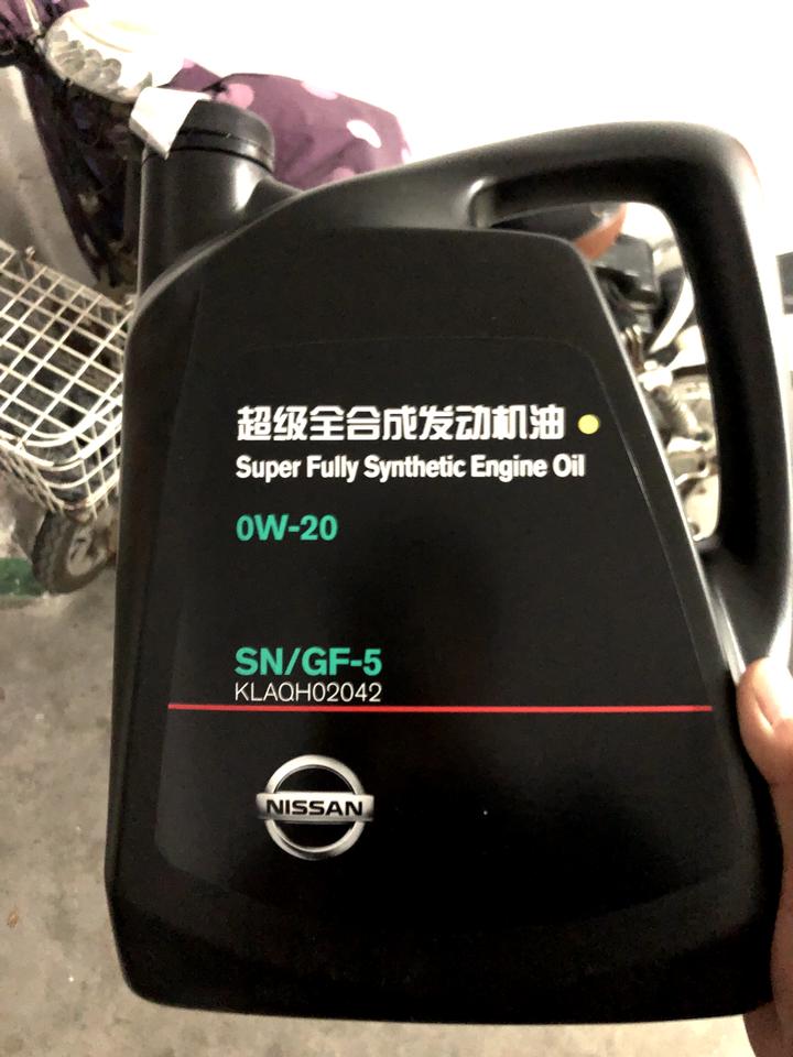 我是20天籁  智行版   想问问大家都在用那个机油  求推荐一下   试着4儿子店给的这个超级全合成机油用着一般情况吧