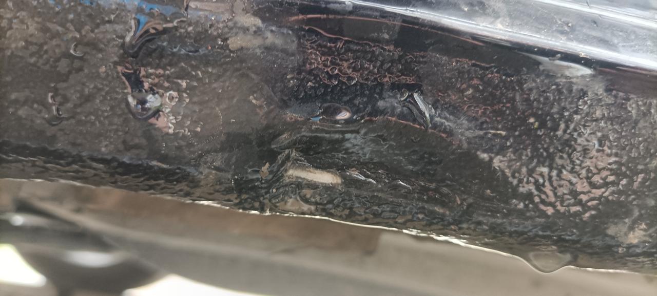 大众帕萨特 最下面这个胶有什么作用，胶破了碍事吗？