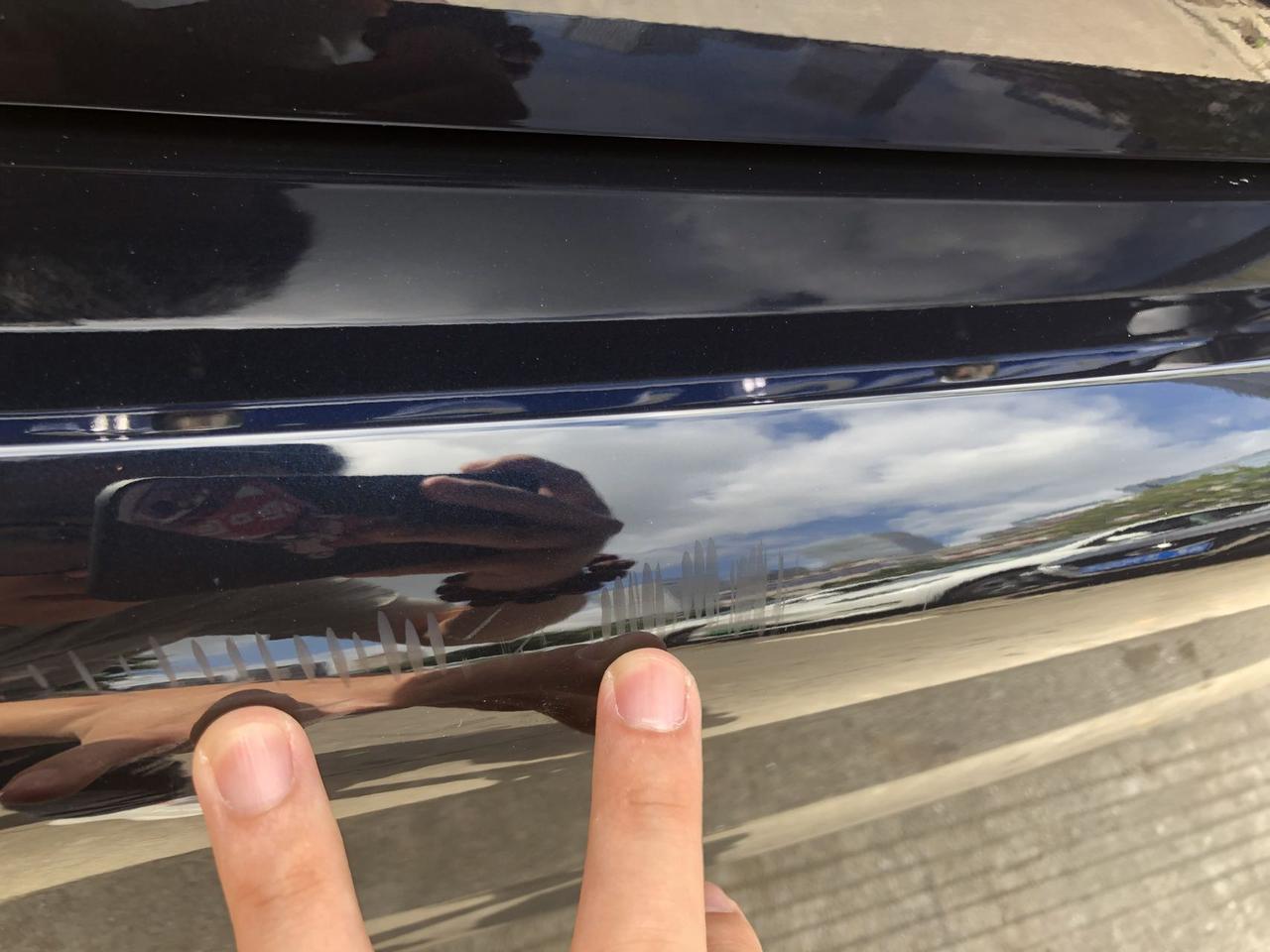 宝马5系 兄弟们，这种有没有伤到底漆，怎么处理好一点？心痛，都不知道怎么弄的，家里败家娘们说贴个车衣她舍不得钱，好烦