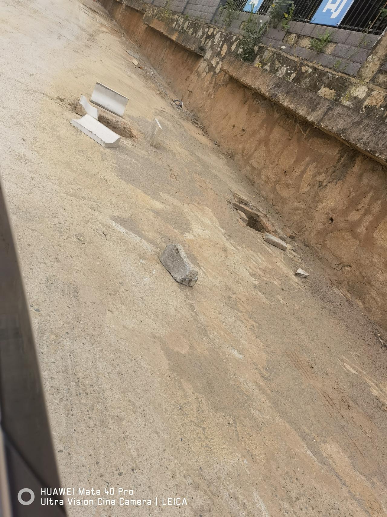 宝马5系 被块石头顶了底盘 车都顶起来了 今天趴地上看了下 暂时只看到了这挂了点，到时候下雨碰水会不会锈蚀，求救各位车友