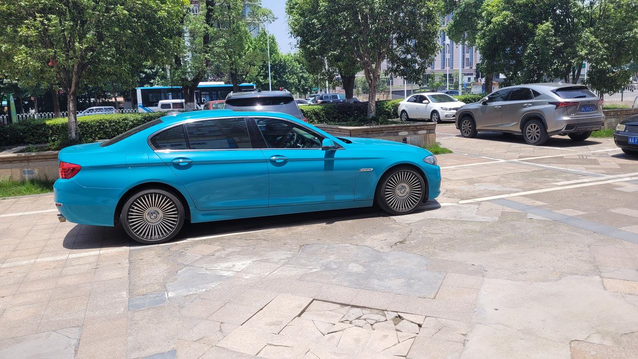 宝马5系 五系车主油耗太高有点养不起了，想换台电车，现在各种电车品牌聆郎满目，换什么电车才不会让人觉得自己越混越差