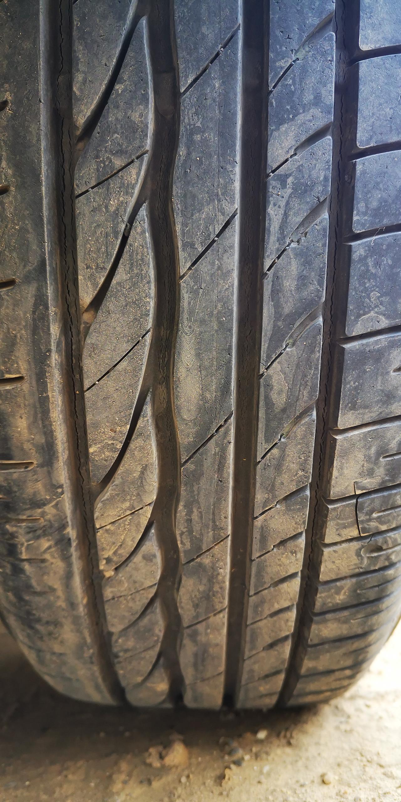 丰田卡罗拉 三年新车。不到两万公里。需要更换轮胎吗