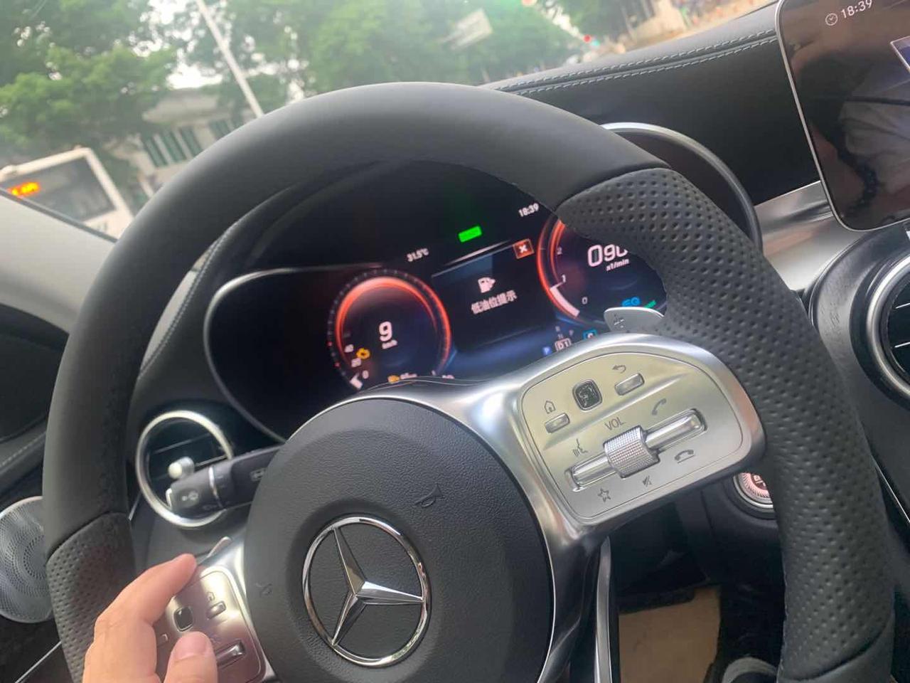 奔驰C级 C260L星耀，今天刚提的车，出了4S店跑了不到10公里，发动机故障灯亮起，随后发动机一直在抖动。知道我掉头开