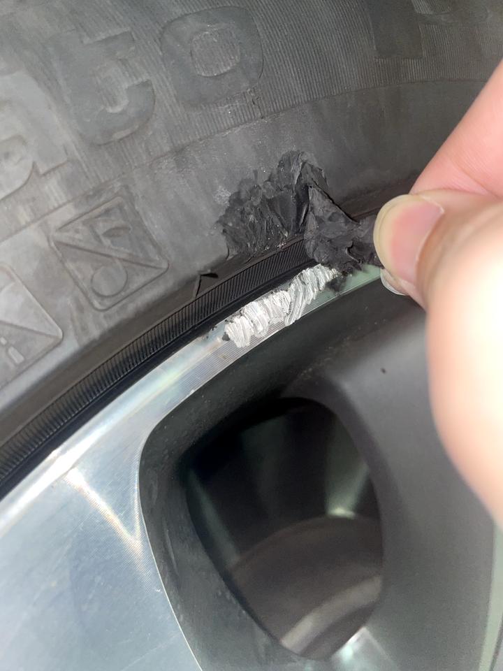 宝马5系 今天晚上跑高速，这种情况要不要换轮胎