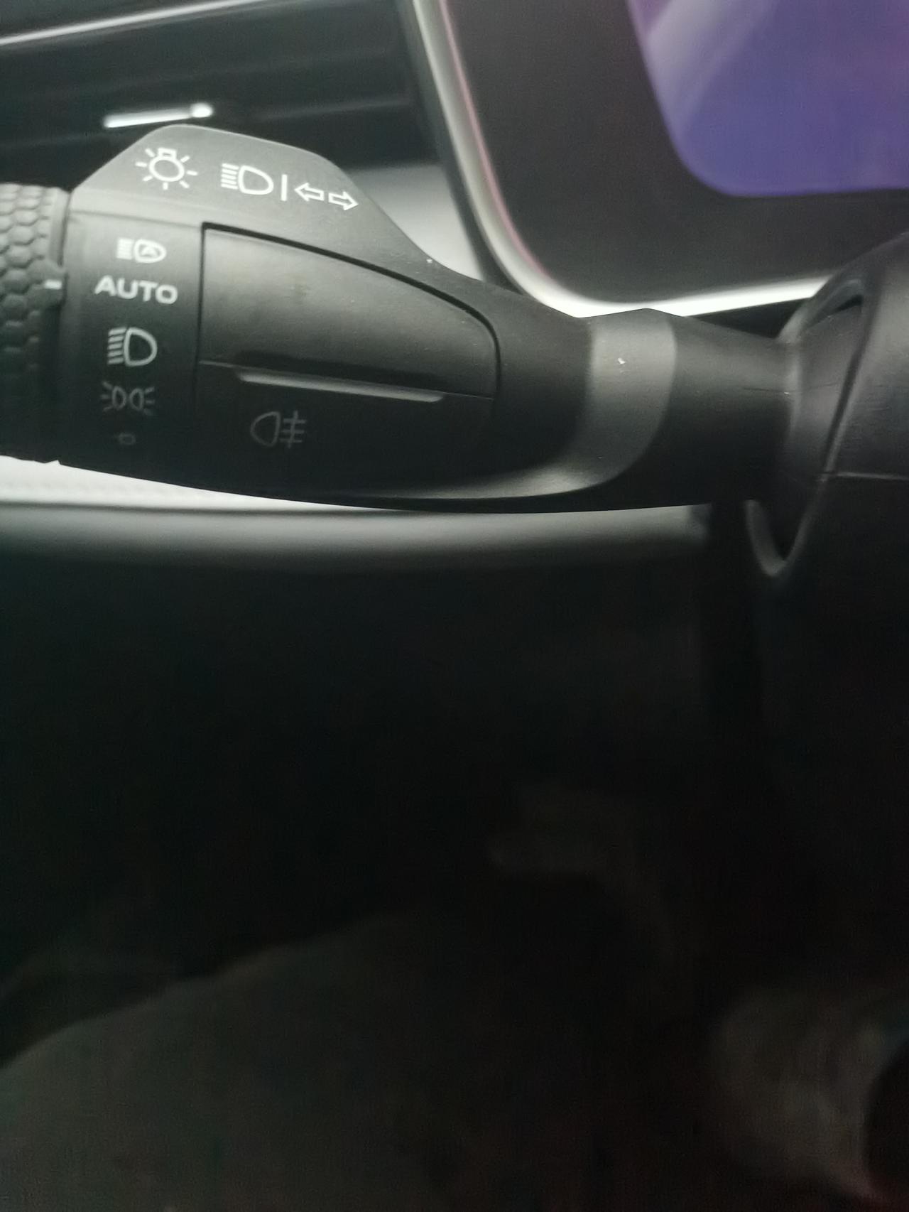 吉利星瑞 额，纯新手，第一次摸车！！！大佬们能讲解讲解这两个怎么用么？左边的我知道倒数第二个是近光，另外几个就不知道啥意