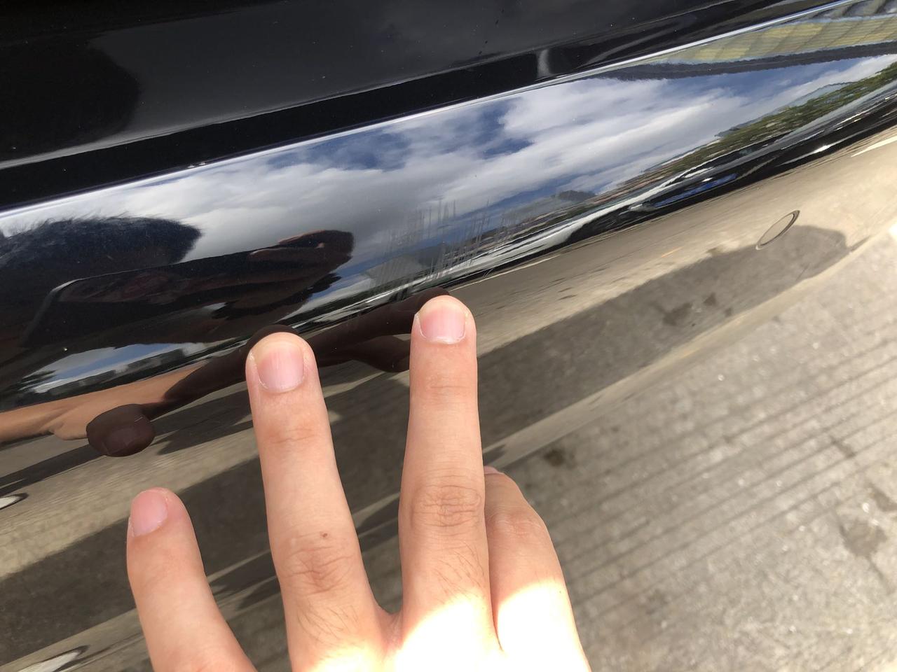 宝马5系 兄弟们，这种有没有伤到底漆，怎么处理好一点？心痛，都不知道怎么弄的，家里败家娘们说贴个车衣她舍不得钱，好烦
