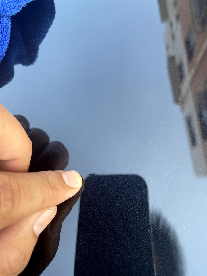 想买帕萨特330精英版的车友们一定要擦亮眼睛?啊仔细看?大灯透镜上面，有胶水或水渍干了的痕迹！我这是左后两个大灯的图片！