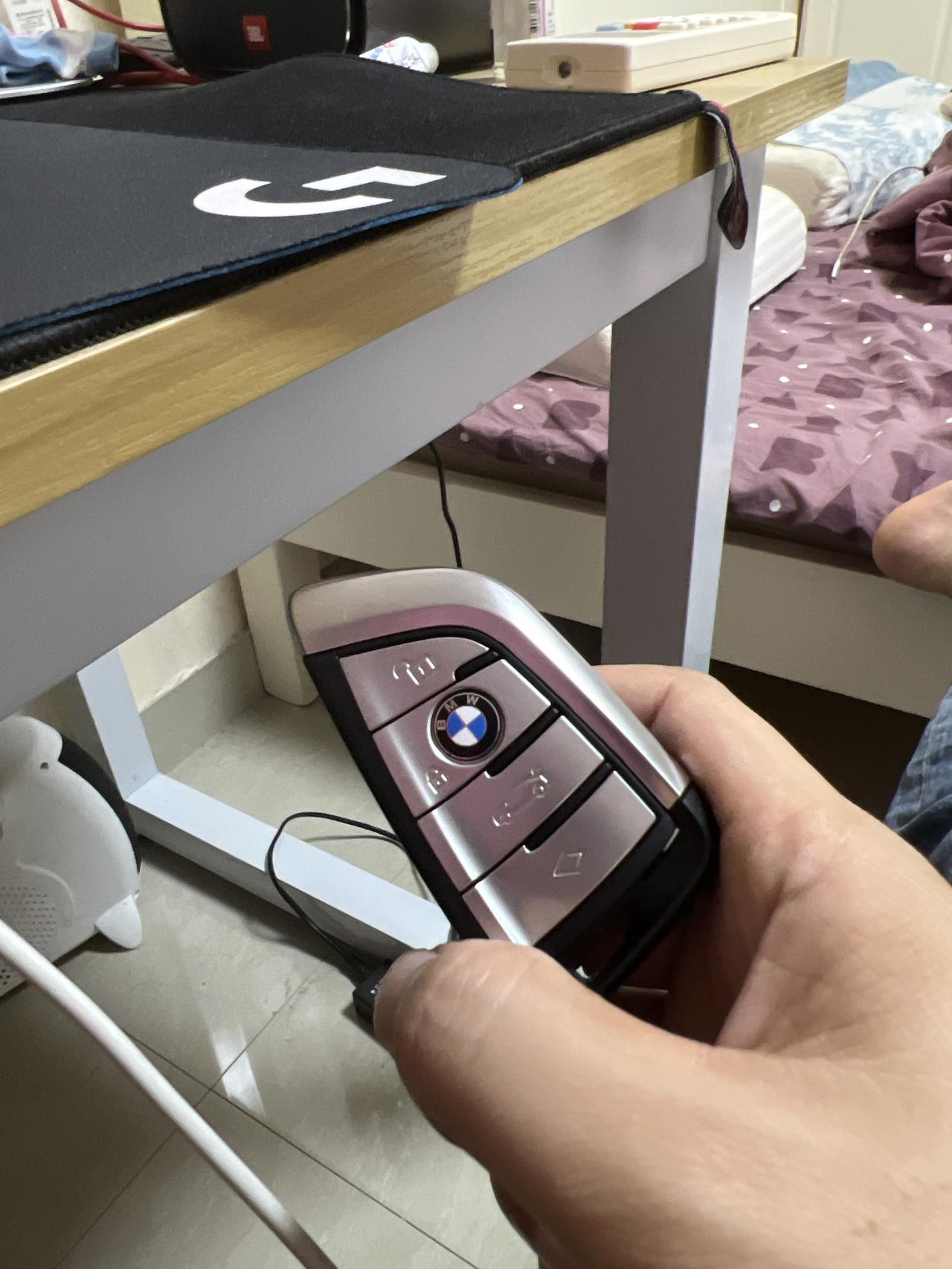 宝马5系 怠速坐在车里，隔一段时间就能感觉到一丝丝抖动，这个正常吗？还有在松开油门，滑行的时候，大概20多码，会感觉有顿