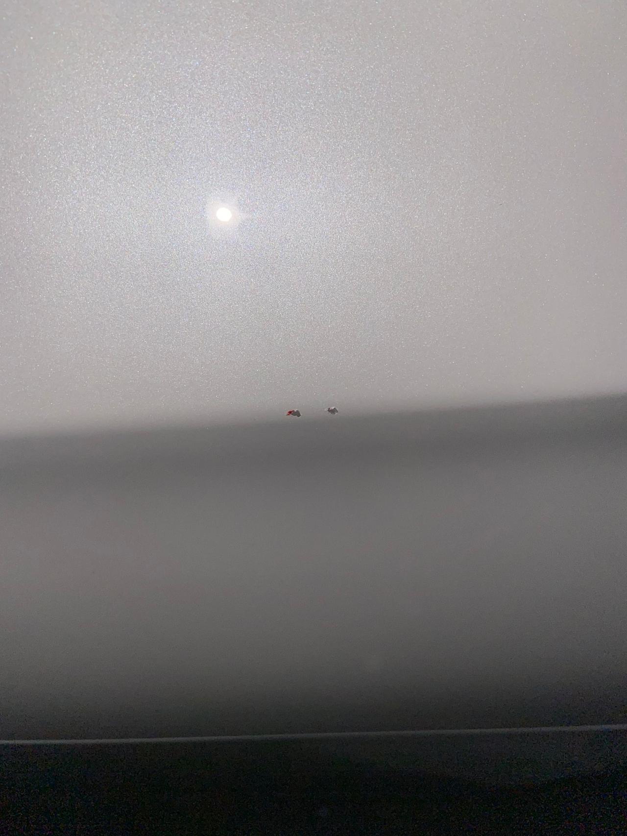 宝马5系 求老哥想象这剐蹭是如何造成的车已提半年，上下班用，只开了3千公里，每天都会检查，昨天晚上发现加油盖后方有剐蹭，