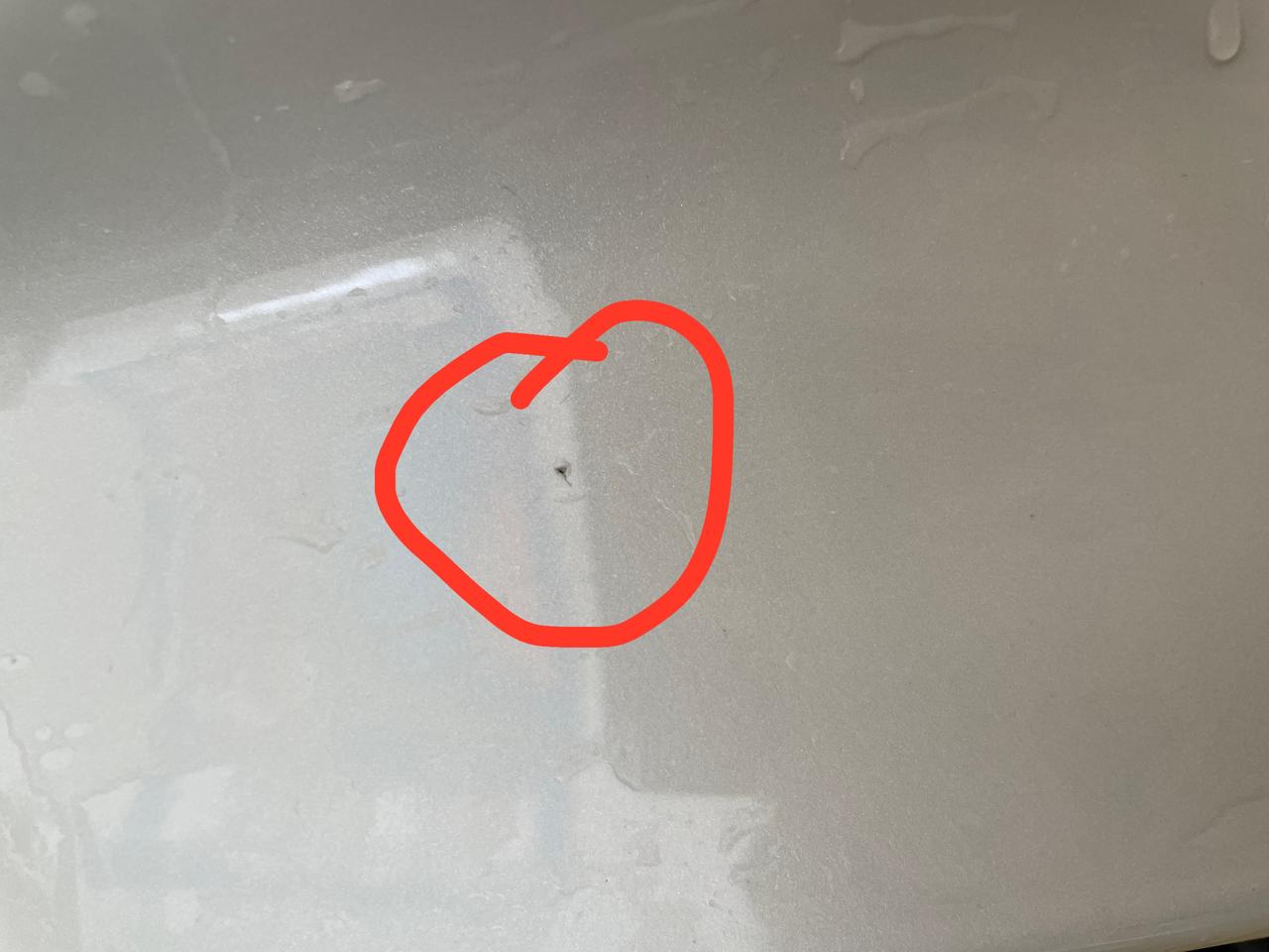 日产天籁 兄弟们，你们前杠有没有这种小黑点，就是漏底漆了，但是我不知道咋蹦的，你们有没有这种情况，我车前杠好几个这种小黑