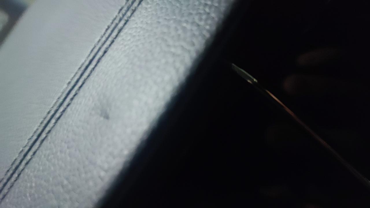 大众帕萨特 新车买来三天发现中控台搪塑处有小坑，怎么办？哪里能修复？