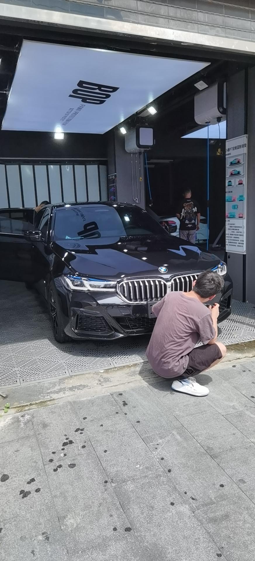 宝马5系 6月提的车，现在每天开踩到1800转发动机就有哒哒哒的声音，早上冷车开出特别明显，热车开的时候也有但不明显，怠