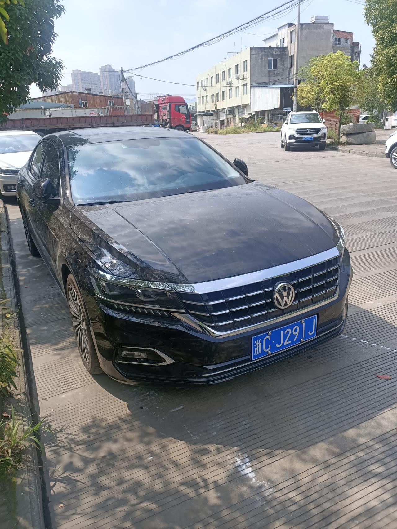 大众帕萨特 全部搞好23  不知道贵不贵  豪华型  为什么手机无线充电不行呢  牌照怎么就选不了一个好的了  没充钱