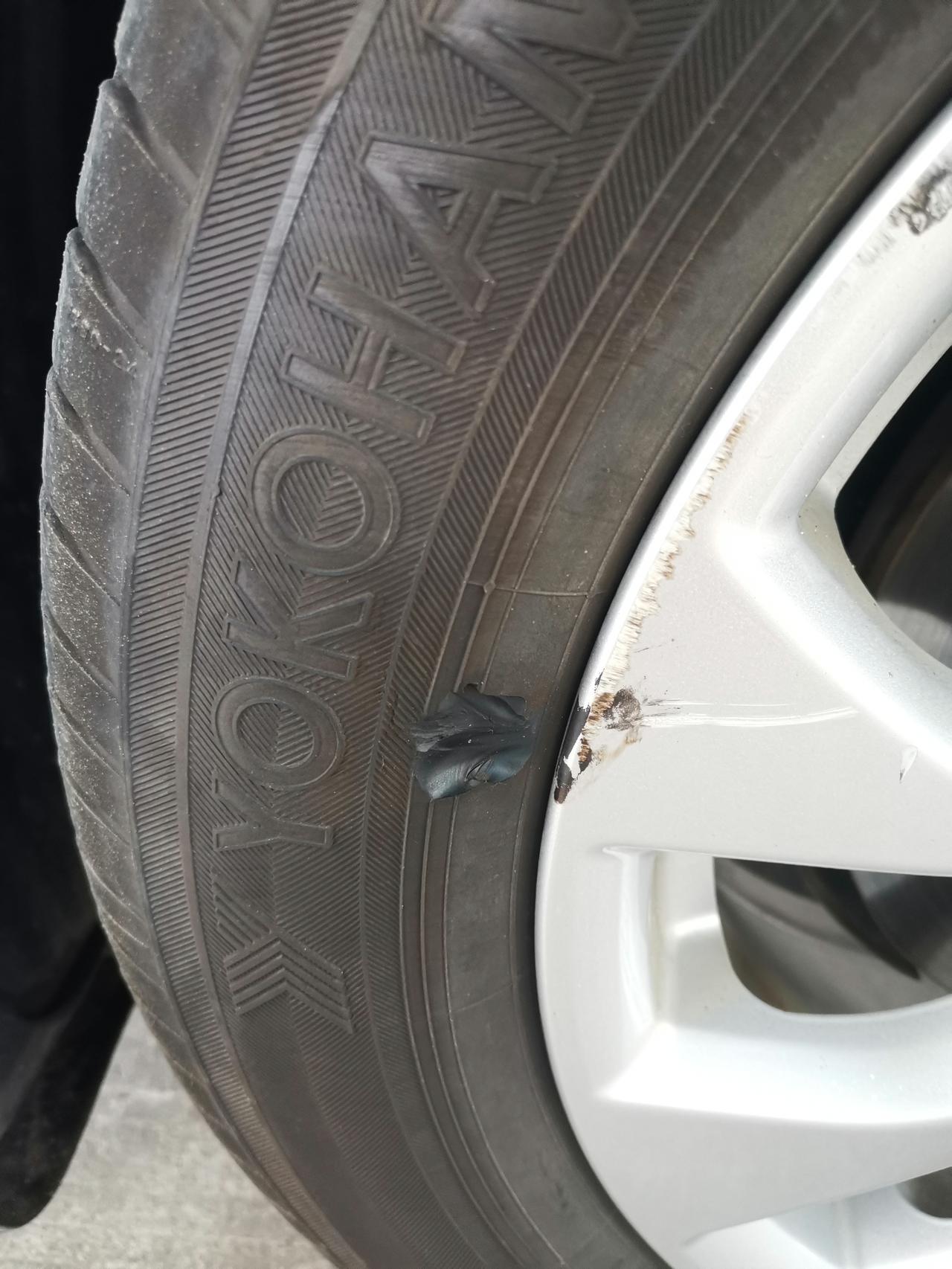 日产轩逸 这种情况应该怎么处理？需要更换轮胎吗？